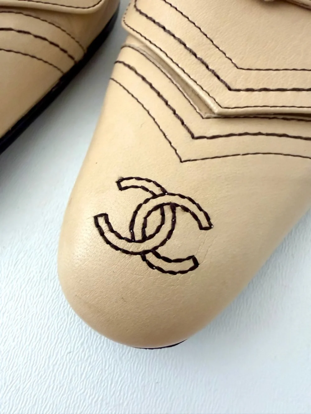 CHANEL‎ | Beige Leather CC Logo Mules Kitten Heel Slides EU 39.5 Y2K Vintage